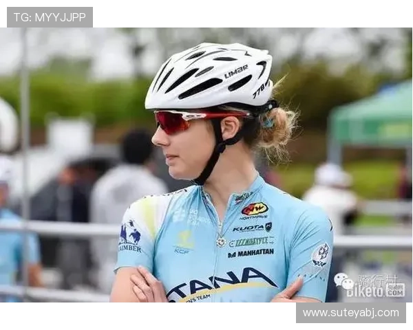 足球明星们的女人：她们背后的故事与荣耀的陪伴